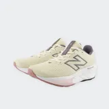Championes de running New Balance modelo Fresh Foam x 520 v9, color beige con detalles en gris y suela con acento rosado. Confeccionados en malla técnica transpirable con tecnología de amortiguación Fresh Foam en la entresuela.