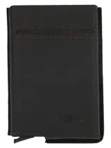 Billetera de cuero natural marrón oscuro, de formato vertical, con costuras visibles en color marrón más claro. Presenta un bolsillo exterior con banda elástica horizontal y un pequeño logo grabado en la parte inferior frontal.