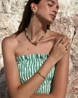 Anillo grueso de alpaca color plateado, con forma irregular y superficie texturizada.