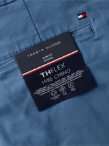 Pantalón chino de corte slim con pierna recta, color celeste. Confeccionado en algodón pima elástico.