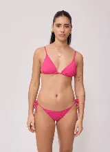 Top de bikini coral con diseño triangular y tirantes finos ajustables.