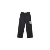 Jeans de denim negro gastado, de corte recto y tiro mid-rise, con bolsillos laterales y un parche estampado en la pierna izquierda.