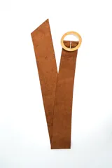 Cinturón ancho de gamuza color marrón, con gran hebilla circular de madera.