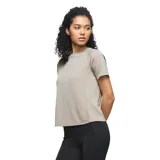 Remera deportiva Merrell Driftshade color beige claro, de manga corta con diseño raglán y paneles laterales transpirables.