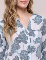 Blusa de gasa Zac & Rachel con estampado de rayas verticales en tonos rosados, amarillos y blancos. Presenta escote en V con cuello mao, cierre frontal con botones, un bolsillo aplicado en el pecho, mangas largas con presilla para regular el largo y detalle de nudo en el dobladillo inferior.