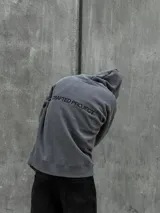 Canguro gris con capucha ajustable con cordones, bolsillo tipo canguro y estampado frontal con la leyenda "CRAFTED PROJECT" y el logo de la marca.