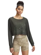 Remera deportiva de manga larga Project Rock, color verde militar, con diseño cropped, hombros caídos y estampa frontal con la inscripción 'IRON PARADISE'.