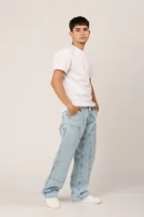 Pantalón de jean celeste de corte amplio, con bolsillos laterales y traseros.
