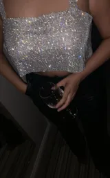 Top corto plateado con strass, breteles anchos y espalda regulable.
