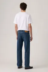 Jeans de denim azul oscuro con corte relajado, cintura media y pierna recta, sin elastano.