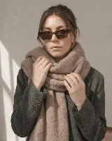 Bufanda de tejido suave, amplia y abrigada, color tostado, ideal para los días fríos de invierno.