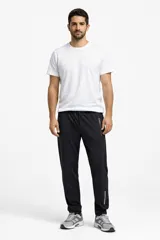 Pantalón deportivo de corte recto en color negro, con cintura elástica ajustable mediante cordón y bolsillos laterales con cierre. Presenta detalles reflectantes en la zona del bolsillo y en el bajo de la pierna.