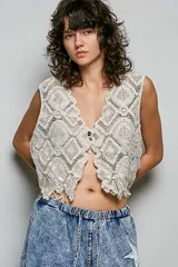 Chaleco de crochet color beige, de corte relajado, con cuello en V, ribete de flecos festoneados y cierre frontal de un botón.