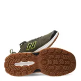 Championes de trail running New Balance modelo 410, color verde militar con detalles en negro y amarillo flúor, entresuela blanca y suela de goma marrón. Confeccionados con malla y refuerzos sintéticos, cuentan con cordones negros y tirador trasero.