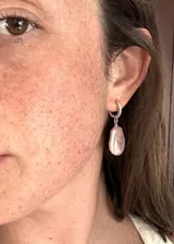 Aros colgantes con argolla de plata 925 y circonitas, con perla de río barroca color lila.