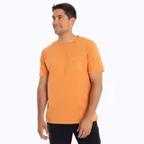 Remera de manga corta color naranja, con cuello redondo y bolsillo abierto en el pecho.