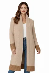 Saco largo tipo cárdigan de tejido de punto con diseño de espiga en color beige, con puños y ruedo en tono marrón contrastante. Presenta un diseño abierto sin botones y mangas largas.