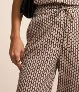 Pantalón fluido de crepé con estampado geométrico, lazo en la cintura y corte pijama.