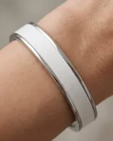 Esclava de plata de diseño rígido con esmalte blanco central.