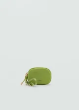 Monedero pequeño de color verde, con cierre de cremallera, asa corta y logo en relieve de la marca MNG.