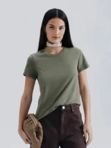 Remera verde claro de algodón, de corte clásico y mangas cortas.