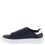 Zapatos urbanos de hombre color negro, con suela blanca y cordones negros.