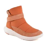 Bota casual deportiva color ladrillo, con ajuste de velcro y suela blanca.