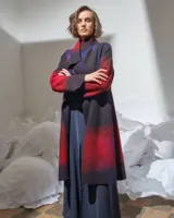 Tapado largo de lana merino afieltrada color rojo y violeta con diseño degradado. Tiene bolsillos laterales y puede usarse suelto o cruzado.