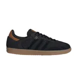 Championes adidas Samba OG de diseño clásico, con cuerpo en color negro, detalles en cuero marrón en el talón y lengüeta, y suela de goma color caramelo.