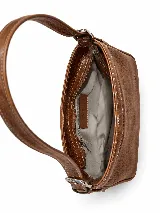 Cartera de cuero vacuno en color marrón, de diseño compacto, líneas simples y formato estructurado. Cuenta con correa corta ajustable para llevar al hombro y cierre superior.