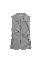 Top sin mangas con cuello camisero, escote en V profundo y detalle fruncido en los laterales. Confeccionado en tejido a rayas.