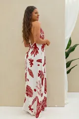 Vestido largo blanco con estampado de motivos marinos en color rojo, escote en V pronunciado y tirantes finos tipo halter.