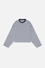 Remera de manga larga oversize con diseño a rayas horizontales en blanco y azul marino, cuello redondo oscuro y estampado en amarillo en la espalda.