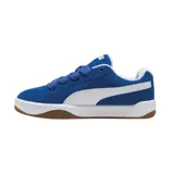Championes Puma modelo Park Lifestyle Easy, de diseño urbano en color negro con detalles en blanco. Confeccionados en gamuza con la icónica franja lateral de la marca y suela de goma resistente.