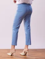 Pantalón recto color verde esmeralda de gabardina elastizada, marca Zac & Rachel. Pretina ancha con faja interna modeladora. Delantera con bolsillos simulados. Trasera con bolsillos ojal.