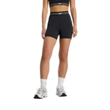 Short deportivo ajustado New Balance en color negro, con cintura elástica ancha a rayas y el logo de la marca en el centro.