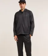 Pantalón deportivo gris oscuro con cintura elástica, bolsillos con cremallera, textura y estampa lettering.