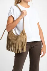 Blusa negra de poliéster con corte holgado y mangas cortas.