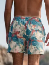 Short de baño Von Braun con estampado botánico en tonos azul, rosa y crema. Cuenta con cintura elástica, dos bolsillos laterales y un bolsillo trasero con solapa y etiqueta de la marca.
