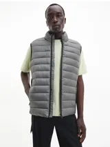 Chaleco gris con cierre frontal, cuello alto y bolsillos laterales con cierre.