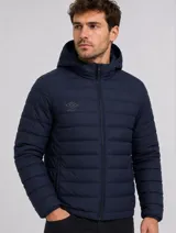 Campera puffer Umbro de color azul marino, con diseño acolchado, capucha integrada y cierre frontal completo. Presenta el logo de la marca bordado en el pecho y bolsillos laterales con cierre.