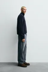 Jersey de punto perlado con cuello perkins y cierre frontal de cremallera. Presenta un corte regular fit, manga larga y acabados en rib en puños y bajo.