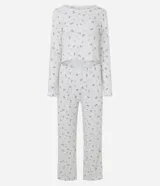 Pijama de dos piezas confeccionado en tejido de punto con estampado floral. Incluye una blusa de cuello redondo, manga larga y botones frontales, junto con un pantalón de cintura elástica.