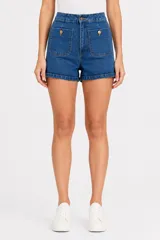 Short de jean azul de tiro alto, con bolsillos frontales appliqués decorados con botones metálicos y corte holgado.