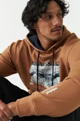 Canguro de felpa modelo Handel, color tostado, con capucha ajustable con cordones oscuros, bolsillo frontal tipo canguro y estampa gráfica inspirada en la Creación de Adán con la leyenda "Renaissance" y branding de Mistral.