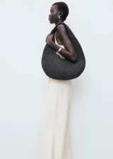 Mono largo de diseño recto y cuello halter con escote en pico. Presenta cierre frontal de botones, tirantes anchos y un cinturón ajustable tipo lazo en la cintura.