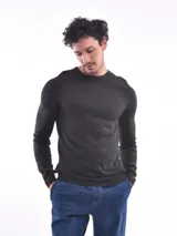 Sweater negro de punto con cuello redondo y mangas largas.