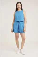 Top corto azul vibrante, sin mangas y con cuello redondo, de tejido ligero y corte recto.