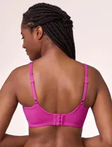 Bralette de microfibra color beige, con diseño de acabado invisible, pads removibles, tiras regulables y espalda en U. No posee aros.