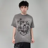 Remera gris con estampado abstracto en negro, corte oversize.